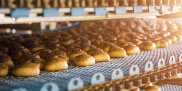 Baked breads are placed on the shelves.