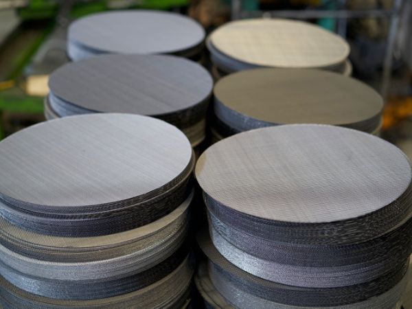 Round woven mesh products in the same size after punching