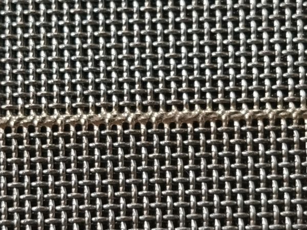 Plain weave wire mesh with large openings are welded together by butt welding.